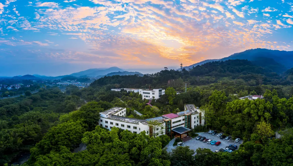 繽紛“暑”價~樂在龍山?。?88搶龍山溫泉酒店，住一樓花園主樓豪華房，享無限次深谷溫泉+水療spa+雙人港式早餐自助早+贈88元客房大禮包！