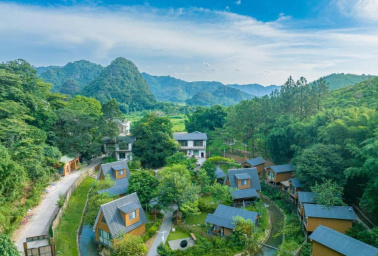 英西峰林寶藏野奢民宿?。?99搶住小華山花間閑度民宿，住進畔山木屋，享私家溫泉+雙人燒烤套餐+小華山森林登山棧道、公共湯泉區門票，暢游無限次山水泳池！